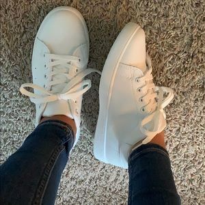 white tennis shoes